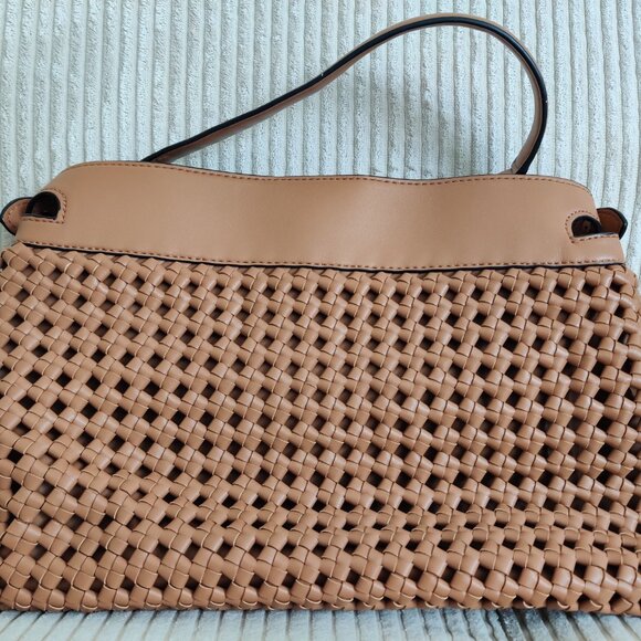 large woven-look caramel-colored Guess handbag in GREAT CONDITION - Picture 5 of 7